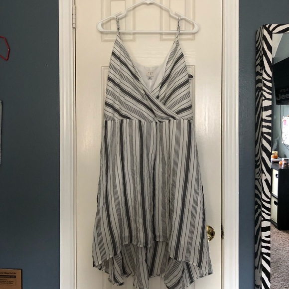 Gray and white striped, high to low dress - Picture 5 of 8